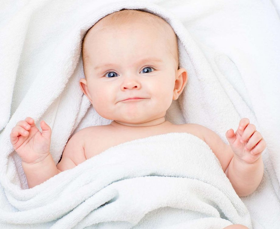 Mọi người và vạn vật chờ đón Giao thừa trong niềm vui hân hoan và nhiều hy vọng cho năm mới. Theo đó, em bé chào đời vào thời khắc này sẽ nhận được nhiều phúc lộc và may mắn.