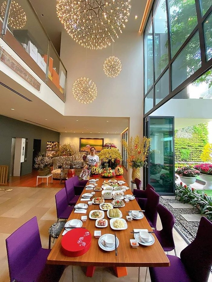 Không chỉ có những chậu hoa màu vàng khổng lồ mà những chùm đèn trên trần nhà của Á hậu Lệ Hằng còn rực sáng như những chùm pháo hoa đêm giao thừa