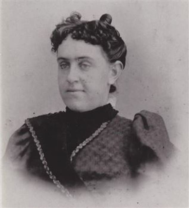 Sau đó, Lovless ra tay giết vợ Agnes Octavia Caldwell Lovless (trong ảnh) bằng rìu và bị giam giữ lần nữa tại hạt Freemont. Thế nhưng, hắn lần này lại trốn thoát nhờ chiếc cưa giấu trong giày. Kể từ đây, không ai còn nhìn thấy gã sát nhân máu lạnh.