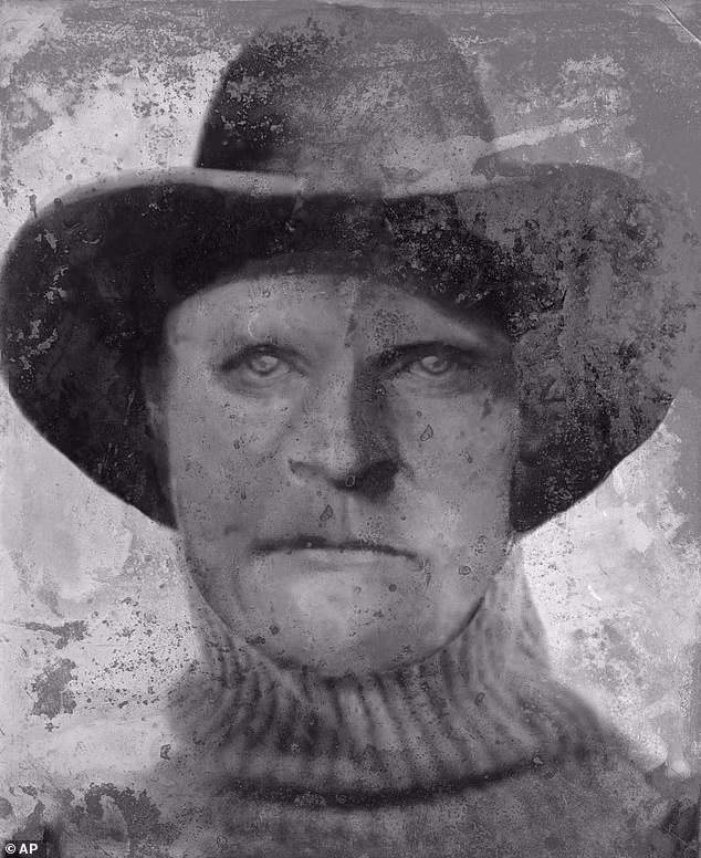 12 năm sau, một bàn tay cùng với cánh tay, hai chân cũng quấn trong bao bố được tìm thấy trong cùng hang động trên.