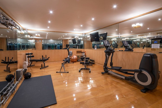 Phòng gym trong nhà được trang bị nhiều tính năng hiện đại, nhiều thiết bị tập luyện đắt tiền.