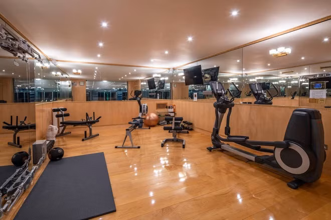 Phòng gym trong nhà được trang bị nhiều tính năng hiện đại, nhiều thiết bị tập luyện đắt tiền.