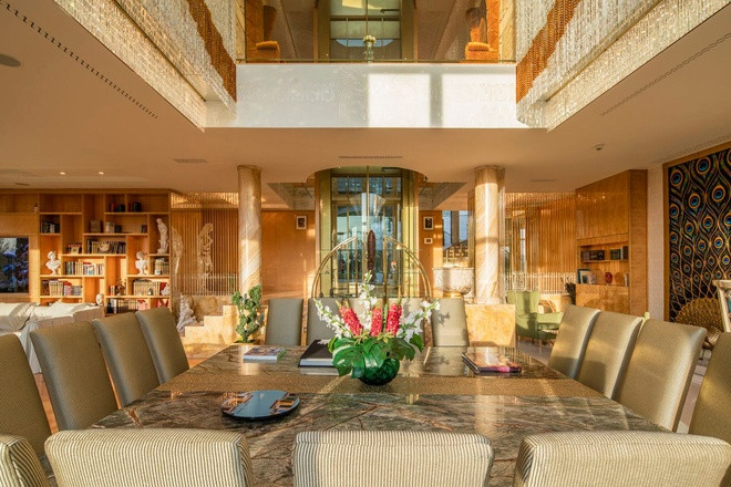 Một phòng ăn khác mang phong cách cổ điển của những năm 1930, sáng loáng với tông màu vàng chủ đạo.