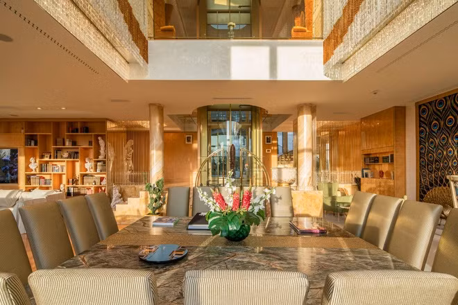 Một phòng ăn khác mang phong cách cổ điển của những năm 1930, sáng loáng với tông màu vàng chủ đạo.