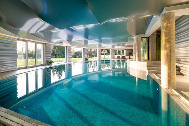 Bể bơi khổng lồ trong nhà là một địa điểm lý tưởng để tổ chức những bữa tiệc hào nhoáng. Ngoài ra, biệt thự còn có những tiện nghi giải trí khác như sân thượng để ngắm cảnh và một sân tennis ngoài trời.