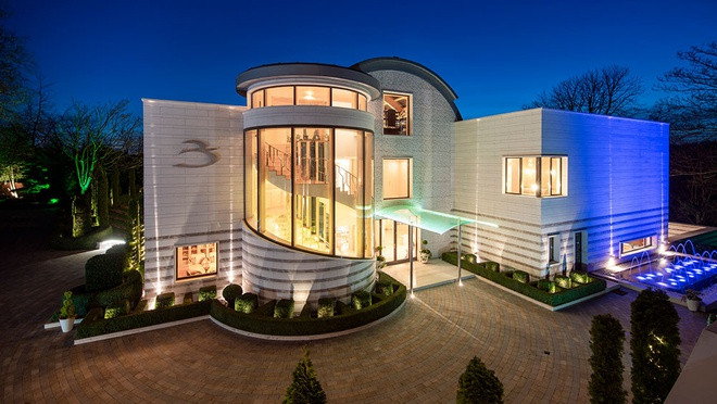 Ngôi nhà có 3 tầng với thiết kế hình bán nguyệt độc đáo, được bao quanh bởi khuôn viên sân vườn cầu kỳ, sang trọng.