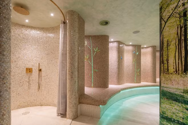 Tổ hợp spa rộng lớn, được lát đá sang trọng và chia thành nhiều khu vực khác nhau với đầy đủ các tiện nghi cao cấp.