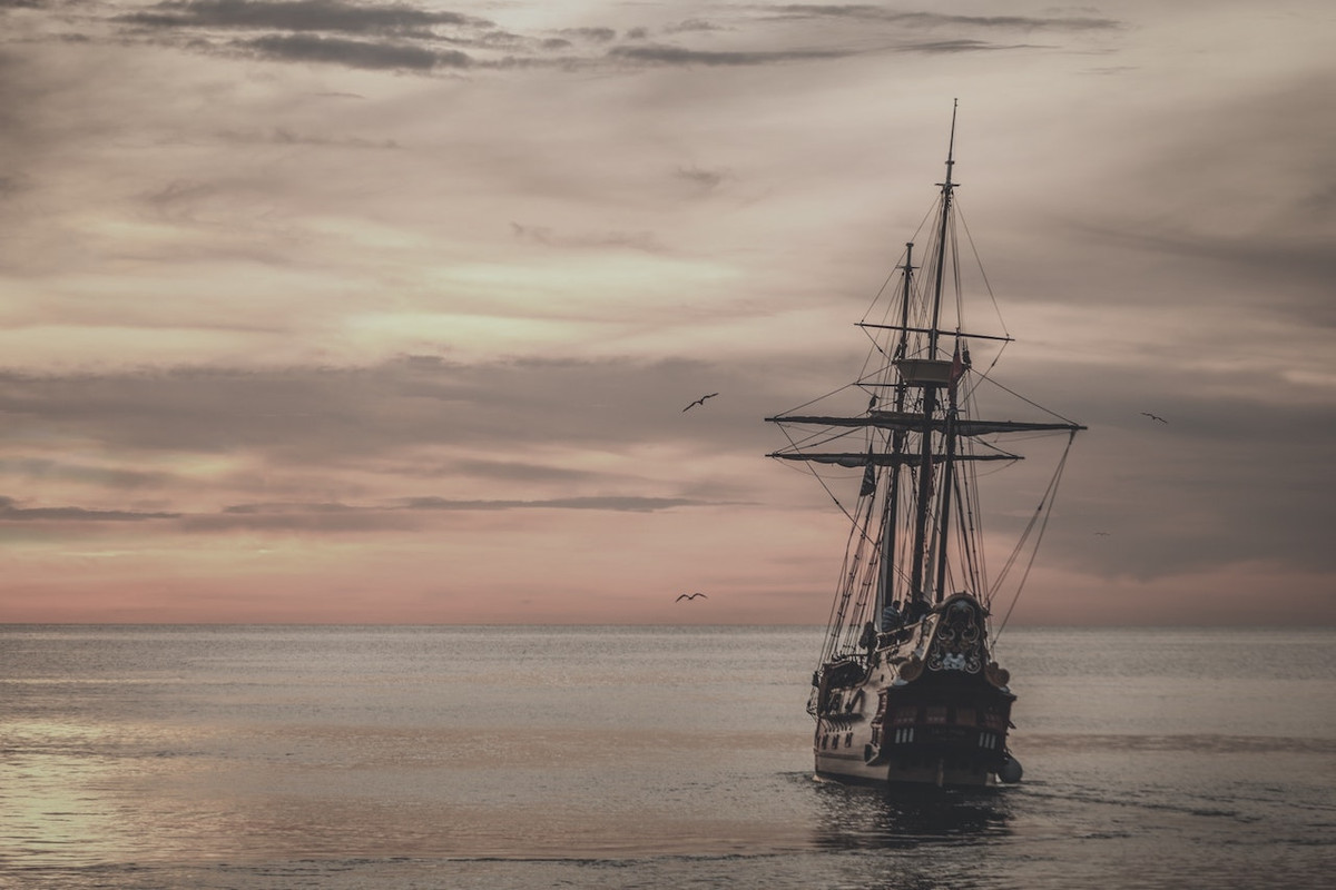 Theo đó, con tàu 2 lần bị mắc kẹt trong lớp băng dày ở khu vực biển gần thành phố Barrow, Alaska (Mỹ).