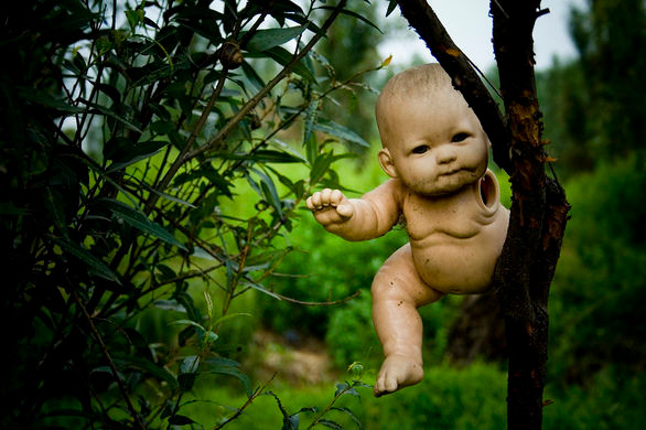 Theo đó, nhiều con búp bê không nguyên vẹn bị mất tay, chân hoặc đầu được treo lên cây. Không những vậy, ông Santana còn lấy bộ phận còn thiếu từ con búp bê khác để lắp vào con búp bê này để nó trở nên hoàn chỉnh. Điều này khiến những con búp bê càng trở nên quái dị hơn.