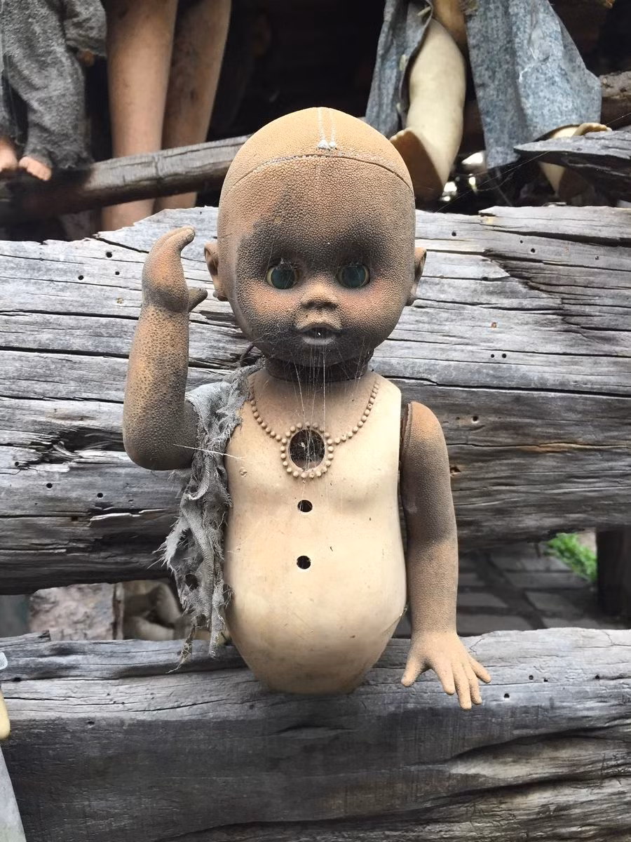 Cuối cùng, đảo Isla De Las Munecas trở thành vùng đất rùng rợn có hàng trăm con búp bê ma quái, kỳ dị.