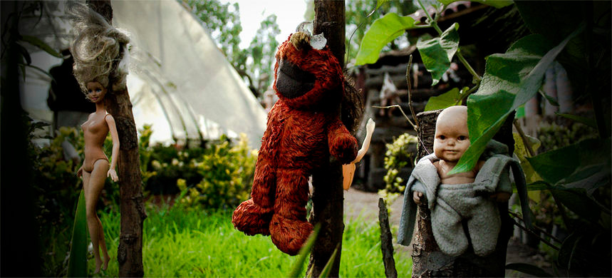 Ông Santana tin rằng treo búp bê trên cây có thể an ủi và bảo vệ linh hồn cô bé xấu số. Vì vậy, ông bắt đầu thu thập những con búp bê người ta bỏ đi rồi mang về treo khắp đảo.