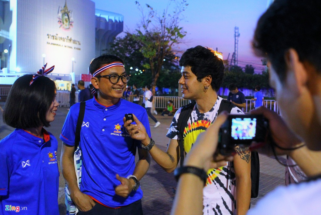 Hoạt động bình luận, livestream không khí ở khu vực fanzone diễn ra sôi nổi. Khán giả được hỏi về dự đoán của mình và trông chờ vào màn thể hiện của các cầu thủ trẻ Thái Lan.