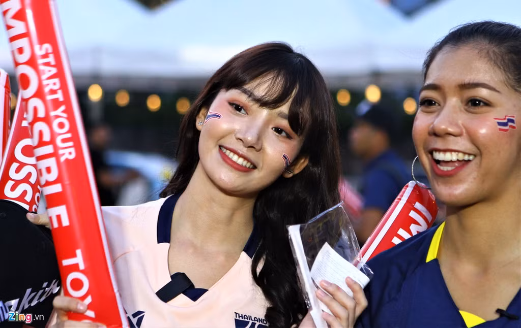 Nu co dong vien keo den san co vu U23 Thai Lan