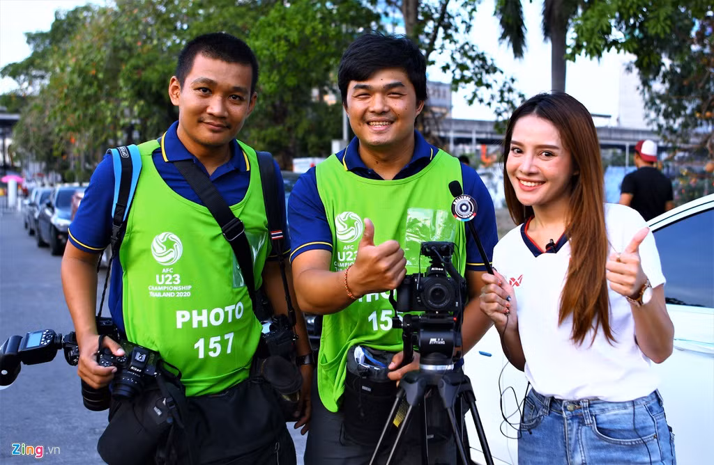 Nhiều phóng viên tác nghiệp trong ngày hội bóng đá Thái Lan lần này.