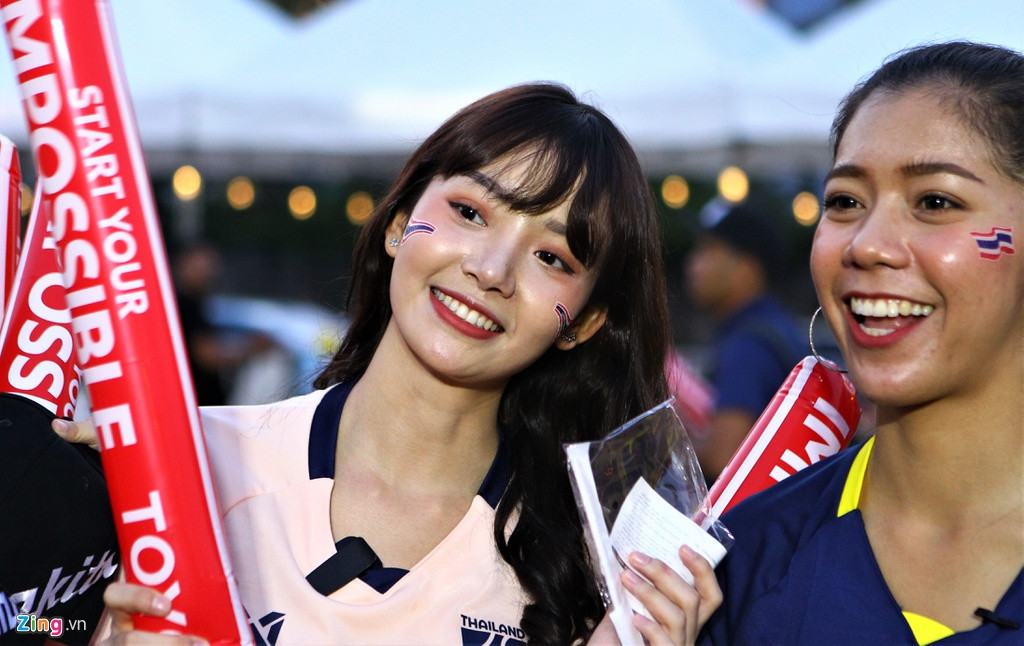 Nu co dong vien keo den san co vu U23 Thai Lan