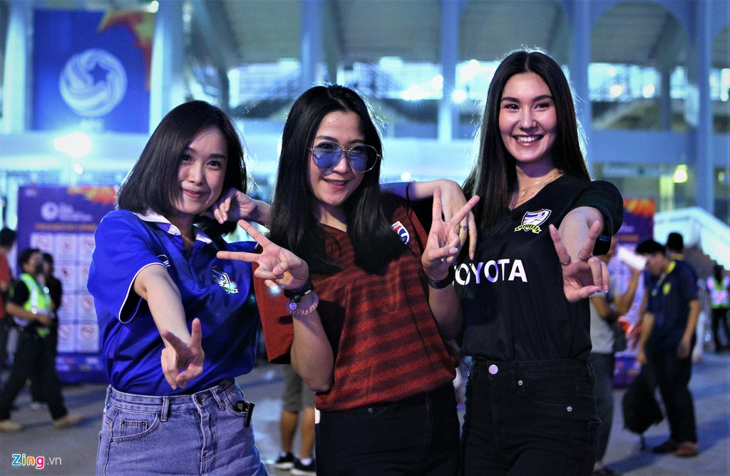 Nhiều nữ cổ động viên không chỉ đóng vai trò cổ động, họ còn bình luận trực tiếp trên các kênh livestream để thu hút người xem.