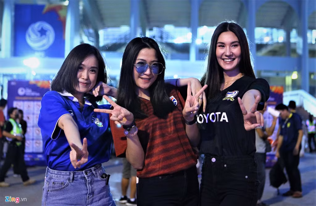 Nhiều nữ cổ động viên không chỉ đóng vai trò cổ động, họ còn bình luận trực tiếp trên các kênh livestream để thu hút người xem.