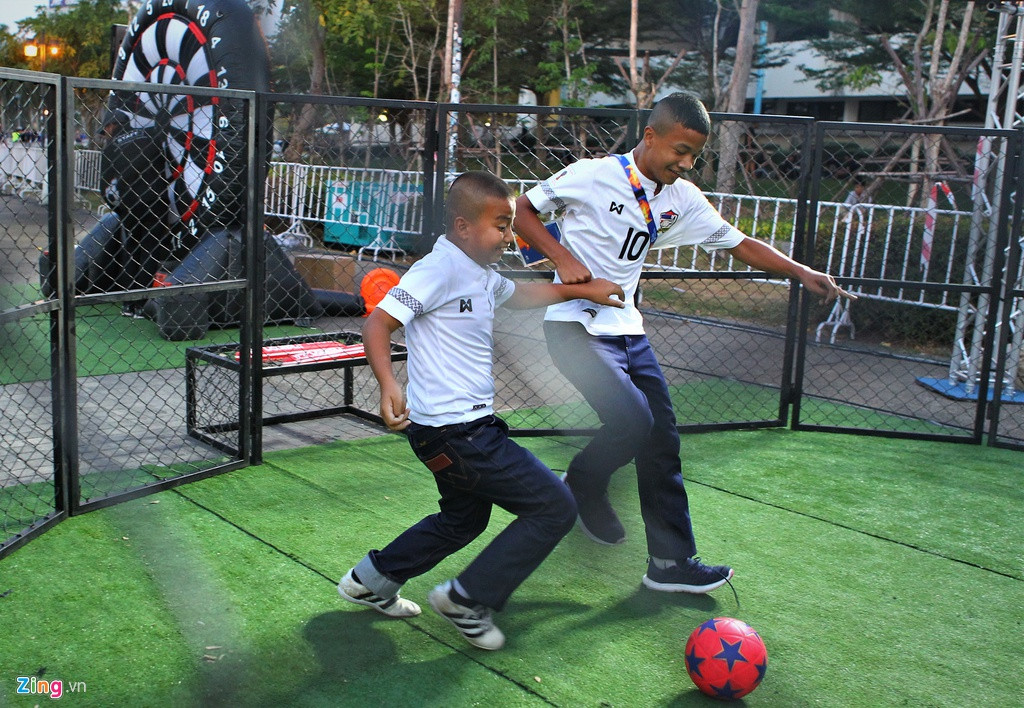 Các hoạt động bên lề cũng diễn ra sôi động. Trẻ em tham gia môn bóng đá đối kháng 1 vs 1 trước khi vào sân theo dõi trận đấu.