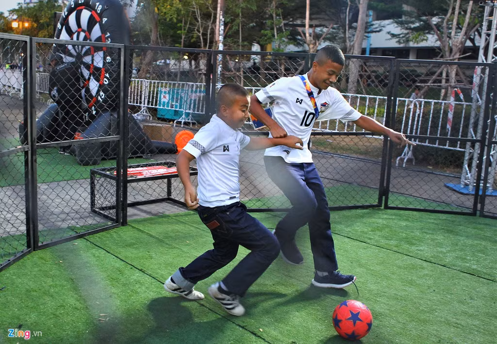 Các hoạt động bên lề cũng diễn ra sôi động. Trẻ em tham gia môn bóng đá đối kháng 1 vs 1 trước khi vào sân theo dõi trận đấu.