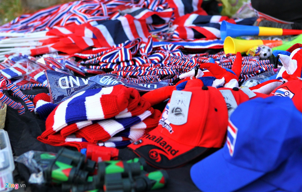 Đồ lưu niệm được bán quanh khu vực sân với rất nhiều mẫu mã đa dạng và màu sắc rực rỡ.