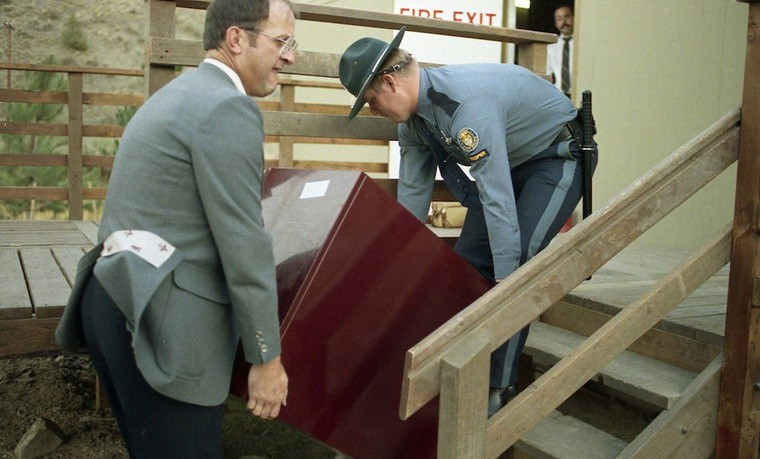 Vụ khủng bố sinh học đầu tiên và cũng là lớn nhất trong lịch sử nước Mỹ trên được xác định là do giáo phái Rajneeshe gây ra. Điều này được đưa ra sau khi 2 nhân viên chính quyền bang bị nhiễm khuẩn salmonella khi sử dụng nước tại trụ sở giáo phái này ngày 29/8/1984. Mục đích của giáo phái này là nhằm đầu độc các cử tri để chiến thắng tại cuộc bầu cử địa phương.