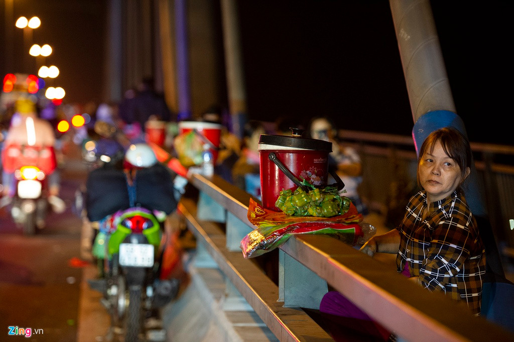 Nhiều người bán hàng rong cho biết, lực lượng chức năng không cấm đoán việc mua bán của họ nhiều như trước.