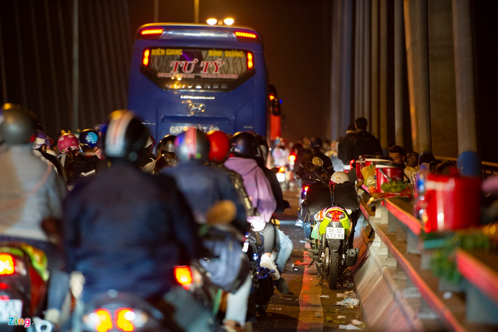 Việc dừng nhiều xe trên cầu gây cản trở nhất định cho hoạt động lưu thông của người dân. Có lúc dòng người di chuyển chậm chạp vì xe cộ quá đông đúc, gây cảnh tắc nghẽn. Cầu Mỹ Thuận là cây cầu dây văng bắc qua sông Tiền, nối liền hai tỉnh Tiền Giang và Vĩnh Long, nằm cách TP.HCM 125 km về hướng Tây Nam. Đây là cầu dây văng và cầu bắc qua sông Mekong đầu tiên ở Việt Nam.