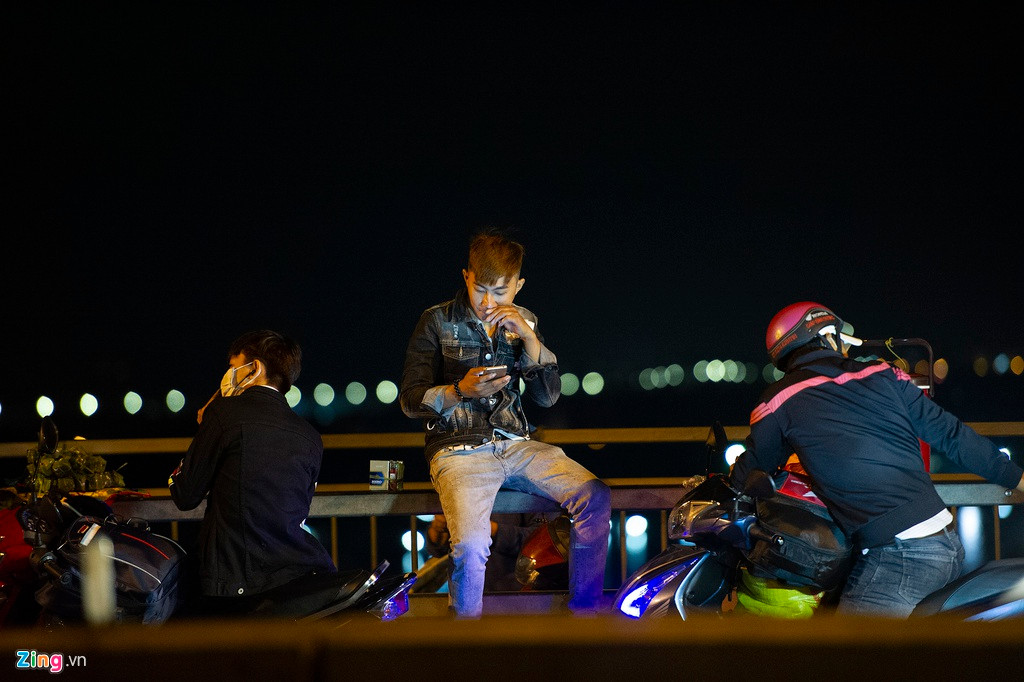 Theo quan sát của phóng viên, người về quê ăn Tết bằng xe máy phần đông là thanh niên, đi thành nhóm đông.