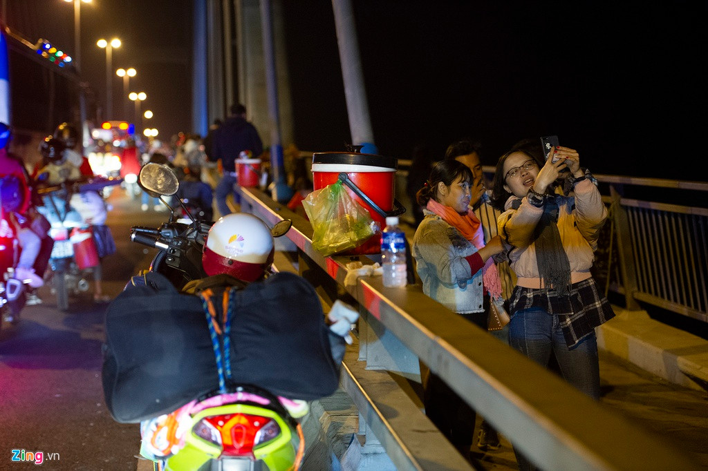 Vì không gian cầu hẹp, nhiều bạn trẻ trèo sang phần đường dành cho người đi bộ để chụp ảnh. Nhiều người cho biết họ thường từ quê lên TP.HCM bằng xe khách nên hiếm có dịp chạy xe máy ngang cây cầu Mỹ Thuận hoành tráng này.