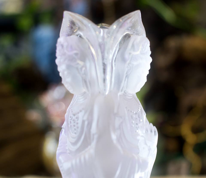 Người kia nhanh chóng lấy từ trong túi 3 đồng tiền đưa cho Bồ Tát. Bồ Tát lấy bảo kính ra, nói với người này: “Khi soi bảo kính nhất định phải tập trung tinh thần, không nghĩ ngợi lung tung, mới có thể soi được hình ảnh chân thực”. Người kia đồng ý và bắt đầu chăm chú nhìn vào tấm kính. Sau một thời gian khoảng một khắc hơn, người này nhìn thấy một vài hình ảnh trong đó, đều là tất cả những việc làm trước đây của mình. 