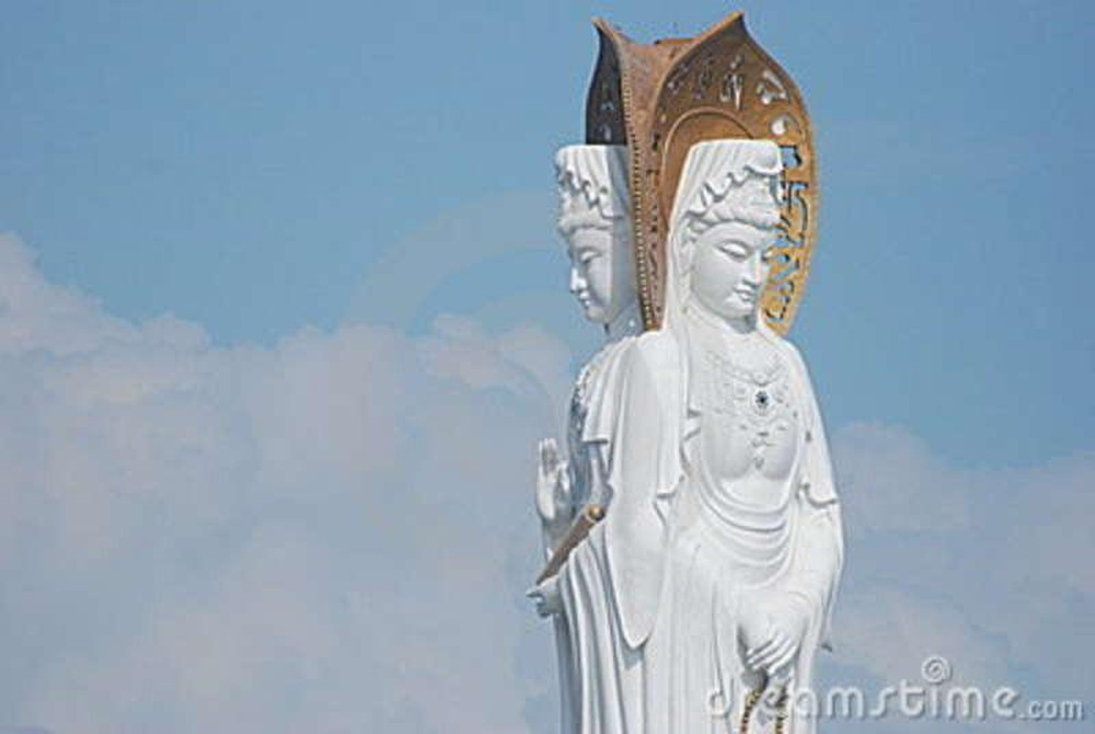 Tương truyền, vào một ngày nọ, Quan Âm Bồ Tát hóa thân thành một phụ nữ cầm trong tay một chiếc hộp gấm. Bên trong hộp là một bảo kính bằng đồng xanh. Quan Âm Bồ Tát cầm chiếc hộp đứng ở đầu đường Lạc Dương rao bán. Một số người đến hỏi thăm giá của bảo kính, Bồ Tát nói: “Bảo kính này của tôi là bảo vật trên đời, muốn bán 1.000 lượng bạc, thiếu 1 đồng cũng không bán”. 