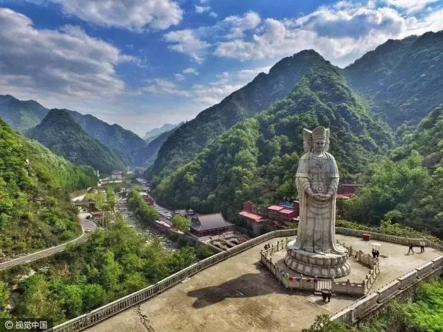 Theo truyền thuyết, Quan Âm Bồ Tát có tất cả 33 hóa thân. Bên cạnh Dương Liễu Quán Âm, Thi Dược Quán Âm, Ngư Lam Quán Âm, Quan Âm Bồ Tát còn có hóa thân là Tam Diện Quán Âm. 