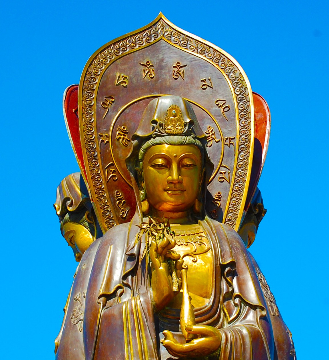 Trong mắt kẻ ác, Bồ Tát hiện ra là Kim Thần Thất Sát, vô cùng đáng sợ. Còn trong mắt người bình thường, Bồ Tát hiện ra tướng mạo giận dữ và làm cho lòng người run sợ. Đối với người lương thiện, Bồ Tát hiện ra là Quan Âm Bồ Tát với gương mặt hiền lành. Vì vậy, mọi người sau khi bàn bạc đã cùng bỏ ra số tiền mà Bồ Tát không lấy đi để xây dựng nên một ngôi chùa, thờ phụng tượng Quan Âm Bồ Tát. Tượng Bồ Tát có 3 mặt với mặt chính là khuôn mặt Bồ Tát, mặt trái là một khuôn mặt phẫn nộ giận dữ, mặt phải là khuôn mặt nén giận, trong tay cầm một bảo kính. Dân gian gọi là “Tam Diện Quán Âm” hay còn gọi là “Du Hí Tam Muội Quan Âm”.