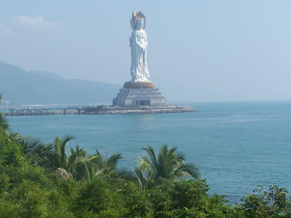 Sau khi xem xong, Quan Âm Bồ Tát thu lại bảo kính và hỏi người này: “3 đồng tiền soi tấm kính này 1 lần, có đáng giá không?”. Người đàn ông mặt mày biến sắc và nói: “Đáng lắm, đáng lắm!”. Mọi người xung quanh nghe nói vậy và muốn soi xem nhìn thấy điều gì. Sau khi xem xong, đa số lộ vẻ mặt hoảng sợ hoặc buồn bã, đăm chiêu. Chỉ có một số ít người vui vẻ, tinh thần lạc quan.