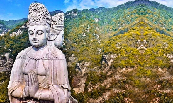 Bức tượng Quan Âm ba mặt hay còn gọi Tam Diện Quan Âm là một trong những pho tượng được các Phật tử biết đến. Thế nhưng, không phải ai cũng rõ nguồn gốc của bức tượng này. Nguồn gốc của bức tượng Tam Diện Quan Âm có liên quan đến một truyền thuyết. 