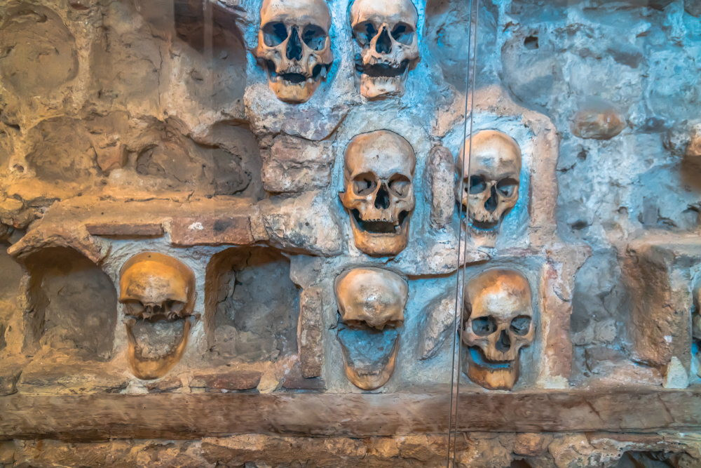 Kết quả là tòa tháp sọ người cao gần 4,5m được hoàn thành. Khoảng 952 hộp sọ được sử dụng để xây tòa tháp.