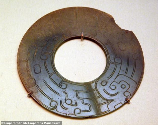 Liu Zheng, chuyên gia ở Viện Hàn lâm Di chỉ Văn hóa Trung Quốc cho hay dưới triều đại nhà Tần, các tướng lĩnh đứng ở đầu hàng với thanh kiếm trên tay.