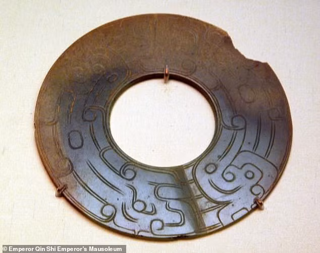 Liu Zheng, chuyên gia ở Viện Hàn lâm Di chỉ Văn hóa Trung Quốc cho hay dưới triều đại nhà Tần, các tướng lĩnh đứng ở đầu hàng với thanh kiếm trên tay.