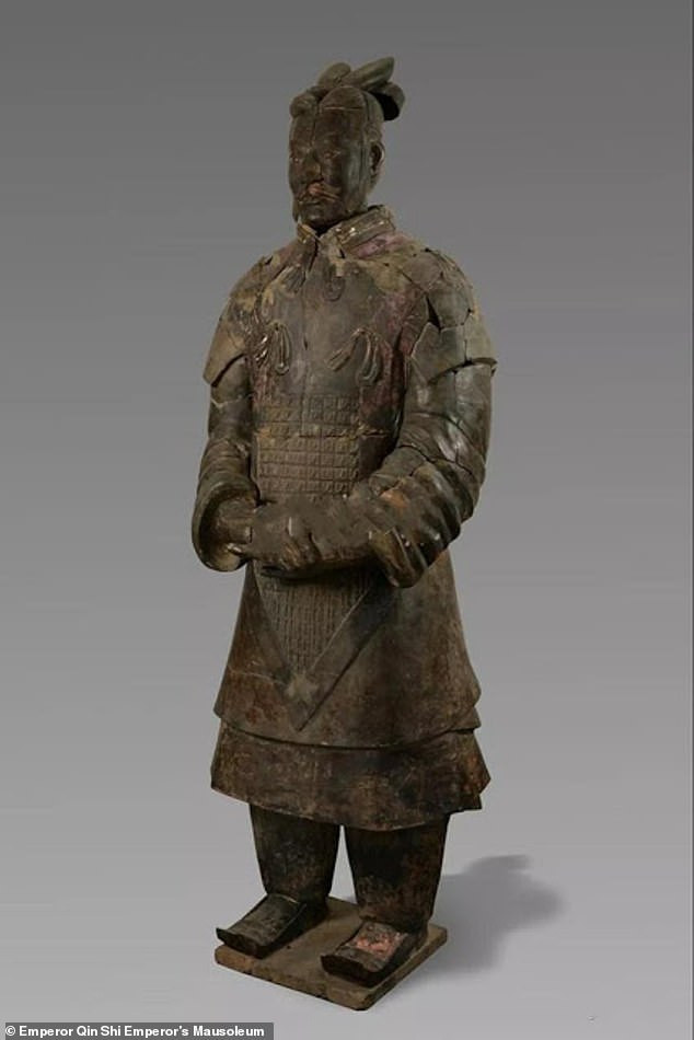 Trong số này có một số pho tượng chiến binh đất nung thuộc cấp chỉ huy trong quân đội nhà Tần.