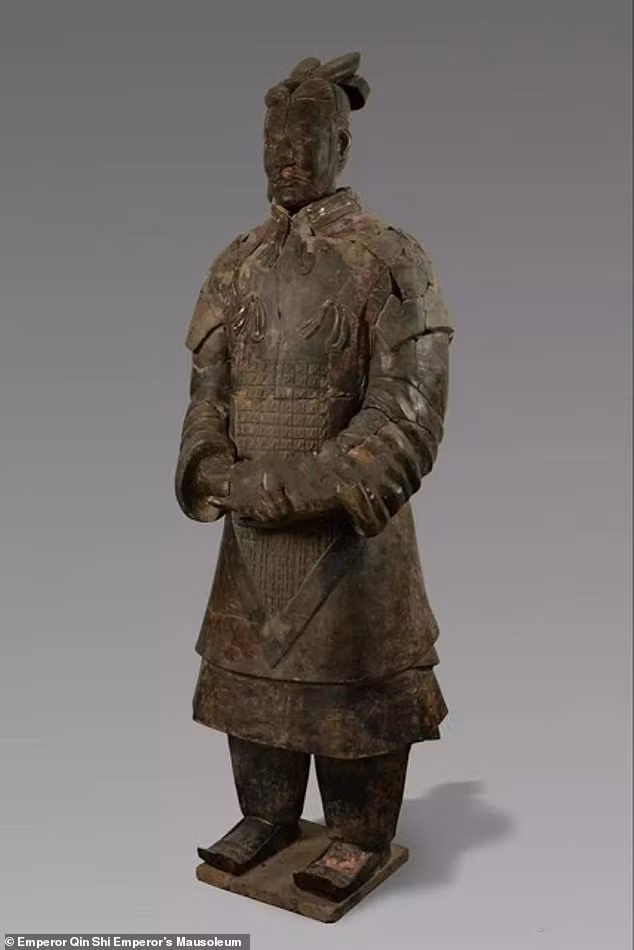 Trong số này có một số pho tượng chiến binh đất nung thuộc cấp chỉ huy trong quân đội nhà Tần.