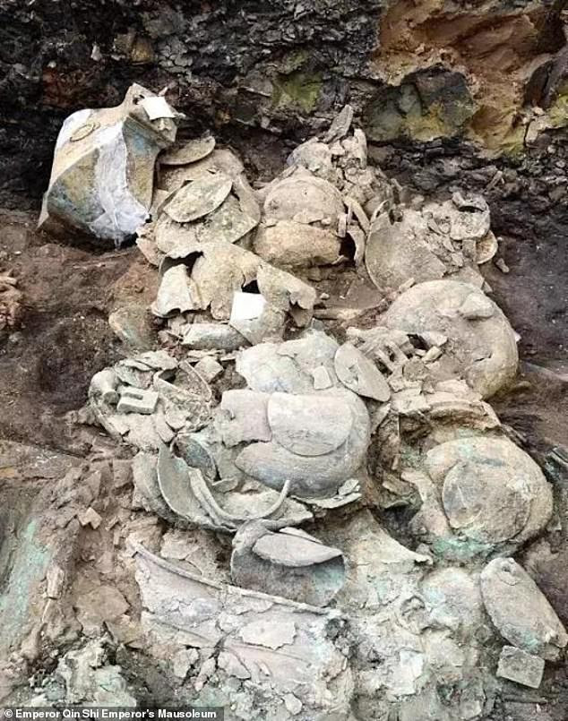 Cấp bậc của các tướng lĩnh còn được phân biệt dựa trên phụ kiện trên đầu họ.