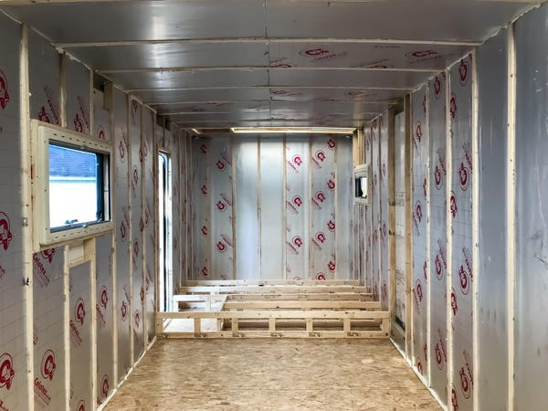 Chiếc xe tải dài 8,5 m và rộng 2,13 m nhưng Stewart và Hill đã biến nó trở nên rộng nhất có thể. "Tôi biết thiết kế còn Martin giỏi về điện, hệ thống ống nước và sắp xếp đồ đạc, chúng tôi đã làm việc rất hiệu quả với nhau", Business Insider dẫn lời Stewart chia sẻ.