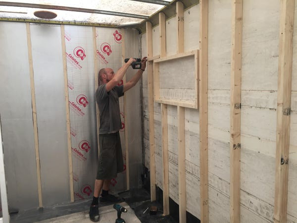 Họ cải tạo ngôi nhà xe tải chỉ trong vài tháng. "May mắn là chúng tôi không phải làm việc và dành 4 tháng để cải tạo nó mỗi ngày", Iona Stewart kể lại.