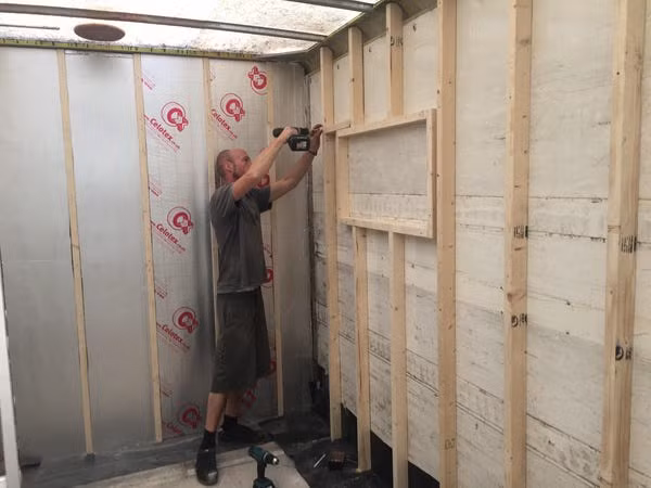 Họ cải tạo ngôi nhà xe tải chỉ trong vài tháng. "May mắn là chúng tôi không phải làm việc và dành 4 tháng để cải tạo nó mỗi ngày", Iona Stewart kể lại.