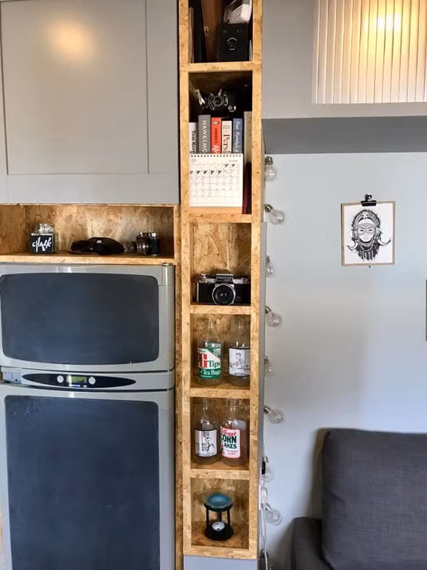 Theo họ, chi phí sống thấp là lợi ích lớn nhất của ngôi nhà này. "Chúng tôi giữ được nhiều tiền hơn khi không phải lo lắng về hóa đơn cho một ngôi nhà thực sự. Chúng tôi chỉ phải trả 51 USD mỗi tháng cho khí đốt và nhiêu liệu sưởi ấm", Stewart tự hào.