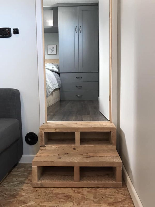 Phòng ngủ được nâng cao hơn so với những phần còn lại của ngôi nhà, đem đến một không gian lạ nhưng ấm cúng.