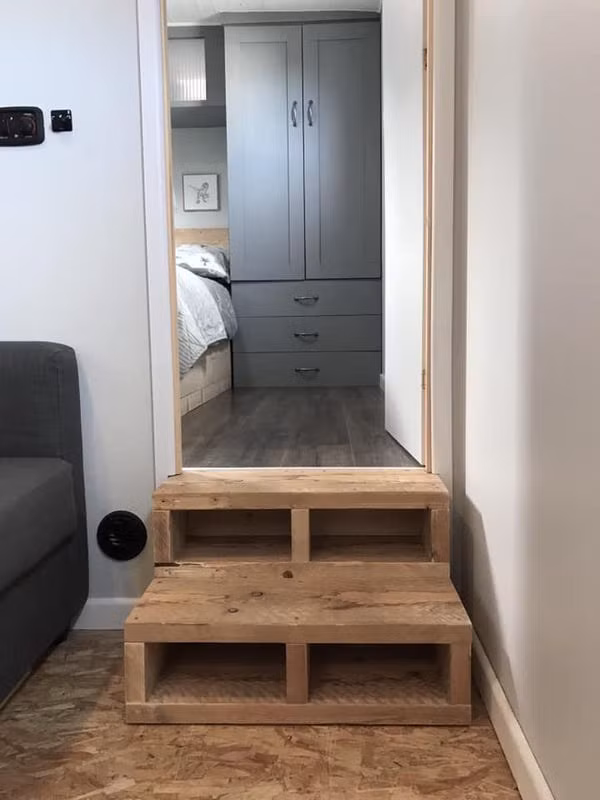 Phòng ngủ được nâng cao hơn so với những phần còn lại của ngôi nhà, đem đến một không gian lạ nhưng ấm cúng.