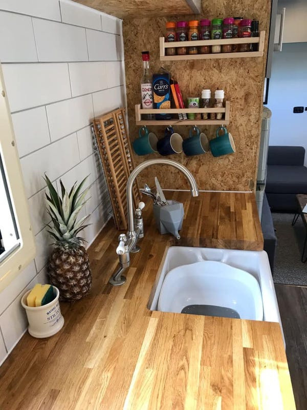 "Khi bạn sống trên chiếc xe tải toàn bộ thời gian, bạn sẽ sống một cuộc sống tối giản hơn, vì vậy bạn không cần giữ nhiều đồ trong nhà", chủ ngôi nhà xe tải giải thích.