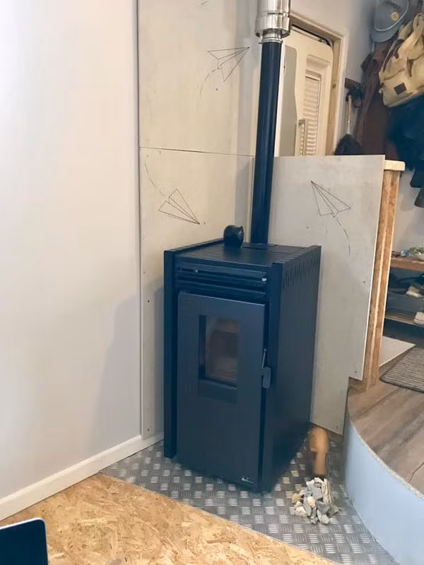 Lò sưởi giữ cho ngôi nhà luôn ấm cúng. "Chiếc lò này ít gây ô nhiễm", Ioan tiết lộ.