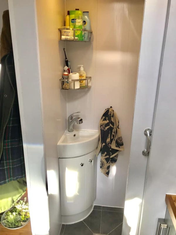 Mọi đồ đạc trong nhà đều được Hill và Stewart tự làm. Nhà vệ sinh hoạt động tốt như các ngôi nhà thông thường, phòng tắm nhỏ nhưng đầy đủ chức năng.